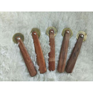 Đồng tiền cạo gió có tay cầm cán gỗ