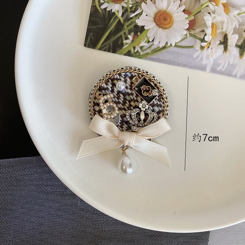 Ghim cài áo hình 5 bông hoa đính ngọc trai sang trọng