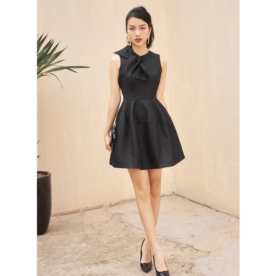 Đầm sát nách dáng xoè xoắn nơ cổ LAMVYVU tafta lụa.Chất vài mềm, co giãn, mặt vải có độ bóng sang trọng | BigBuy360 - bigbuy360.vn