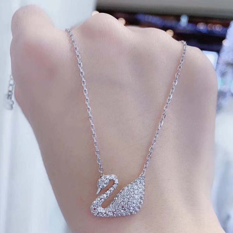SWAROVSKI Vòng cổ Chính Hãng 100% Với Mặt Hình Thiên Nga Màu Gradient/Xanh Dương Gradient Thời Trang Cho Nữ