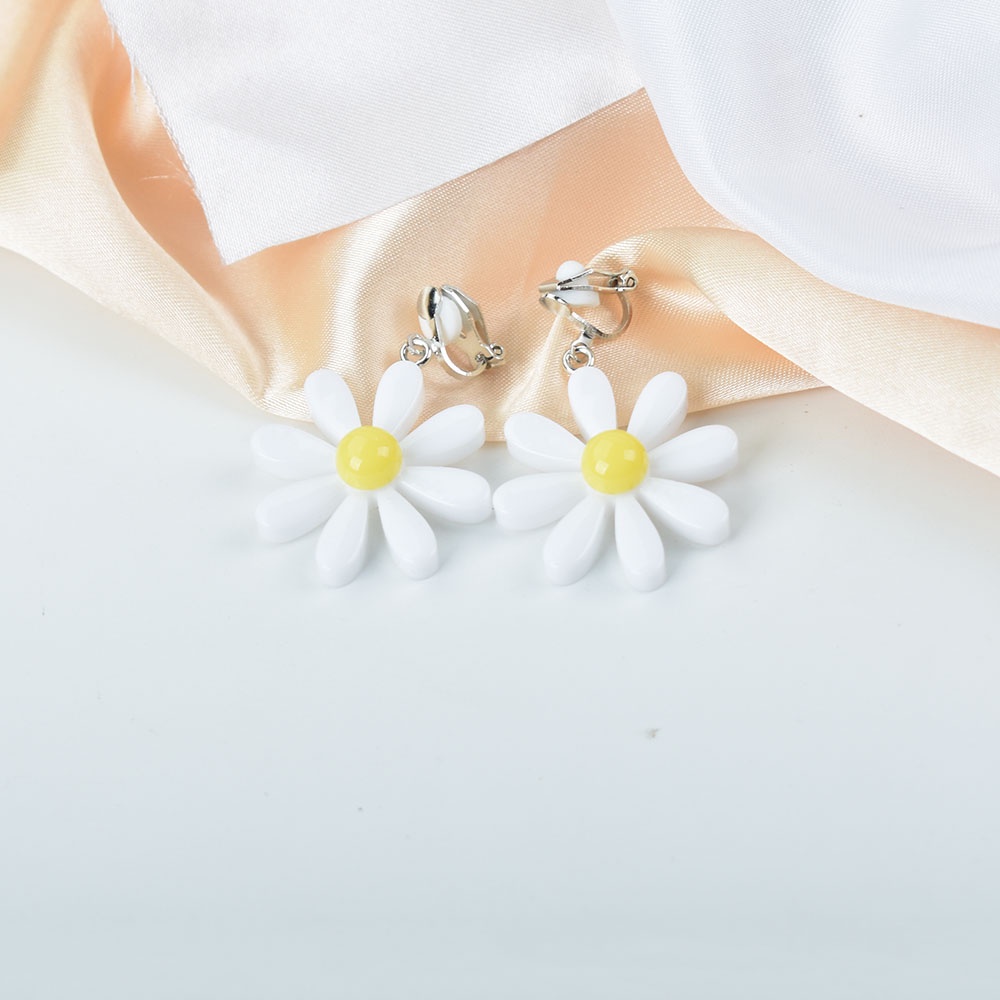 Khuyên Kẹp Vành Tai Không Xỏ Lỗ Hình Hoa Cúc Lớn Bằng Nhựa Resin Màu Trắng / Vàng /