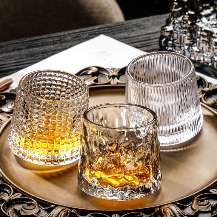 Ly thuỷ tinh đáy lồi xoay 360 độ sọc dọc sang chảnh