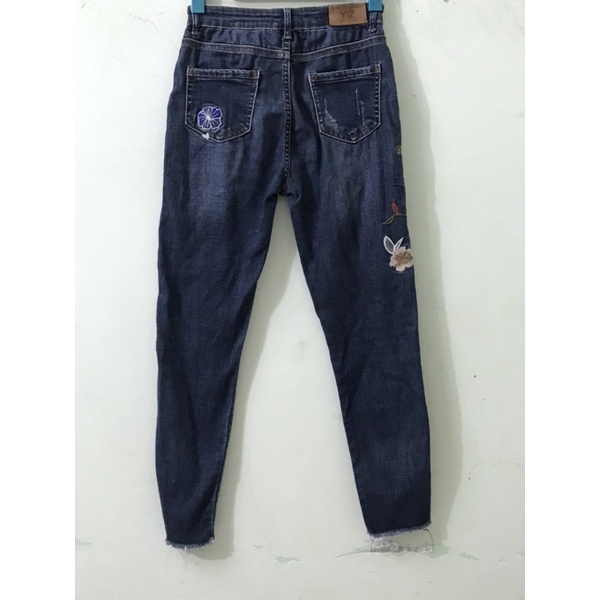 Quần jean thêu hoa. A06