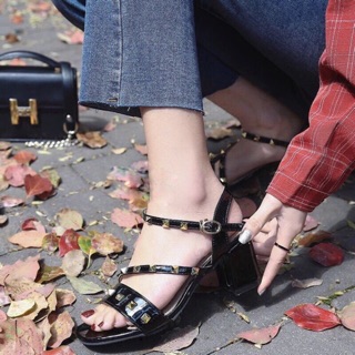 Sandal đinh tán quai chéo