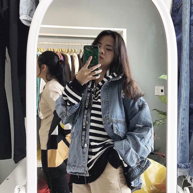 Áo khoác bò hơi rách