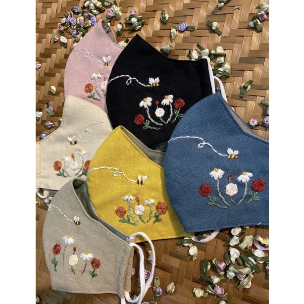 Khẩu trang thêu tay