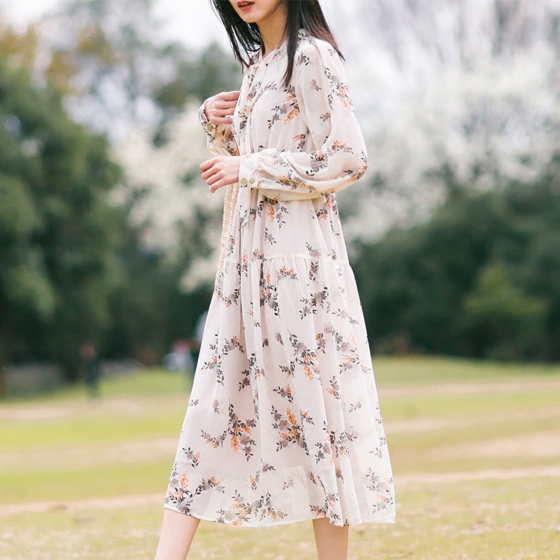Váy dài điểm hoa