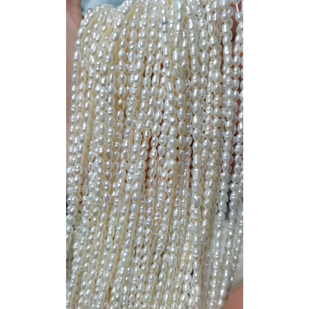 Xuất xứ: CNChất liệu: Ngọc trai nước ngọt tự nhiênMàu sắc: TrắngKích thước: 3-4mmChiều dài: 35-36cmHình dạng: GạoLoại sản phẩm: Sợi ngọc traiNote: Các sản phẩm có chất liệu vàng, kim cương, đá quý trong shop đều là xi mạ/ nhân tạo.