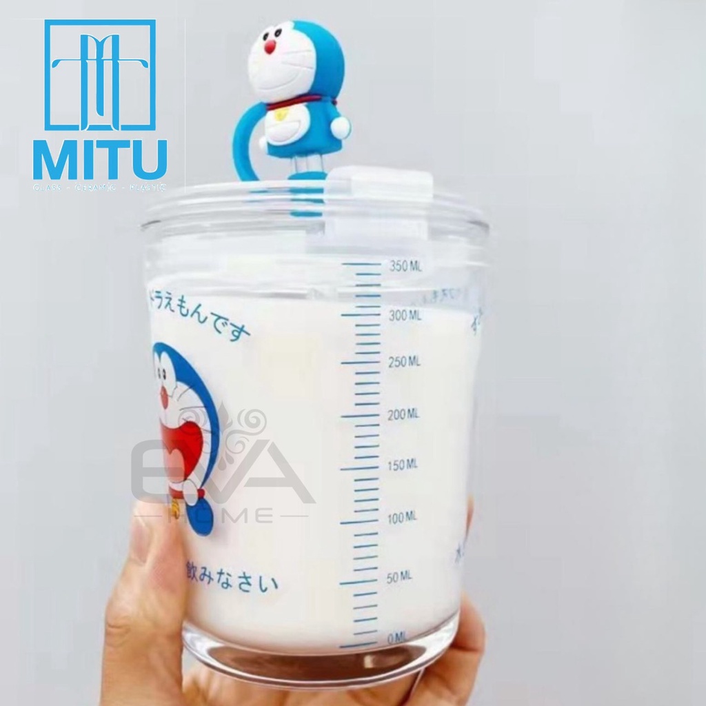 Ly Quai Thuỷ Tinh Có Vạch Chia 350 Ml Pha Sữa Hình Mèo Máy Doremon Kèm Nắp Đậy Ống Hút Silicone Cute Cao Cấp SP585