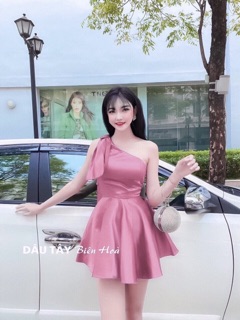 Đầm Hồng lệch vai