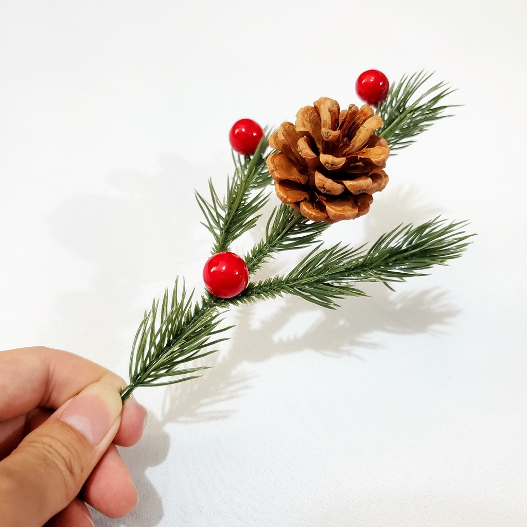 Nhành thông 3 lá đính quả thông trang trí noel giáng sinh