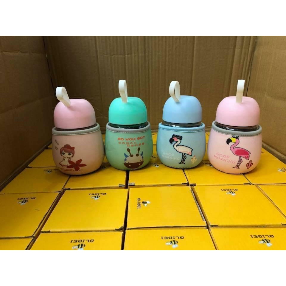 Bình đựng nước thủy tinh 320ml cho bé có vỏ bọc giữ nhiệt dễ thương (nhiều màu)