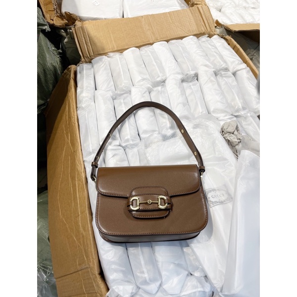 Túi xách nữ Gu•Cci có dây đeo chéo, có khoá bấm đầy đủ, chất da bóng mịn nét căng