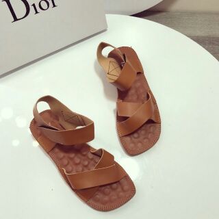 Sandal quai chéo hình chụp thật