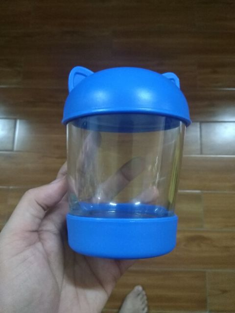 1 chiếc cốc thủy tinh dày dặn, có nắp + đế nhựa để tránh vỡ, cao 13 cm, rộng 11 cm