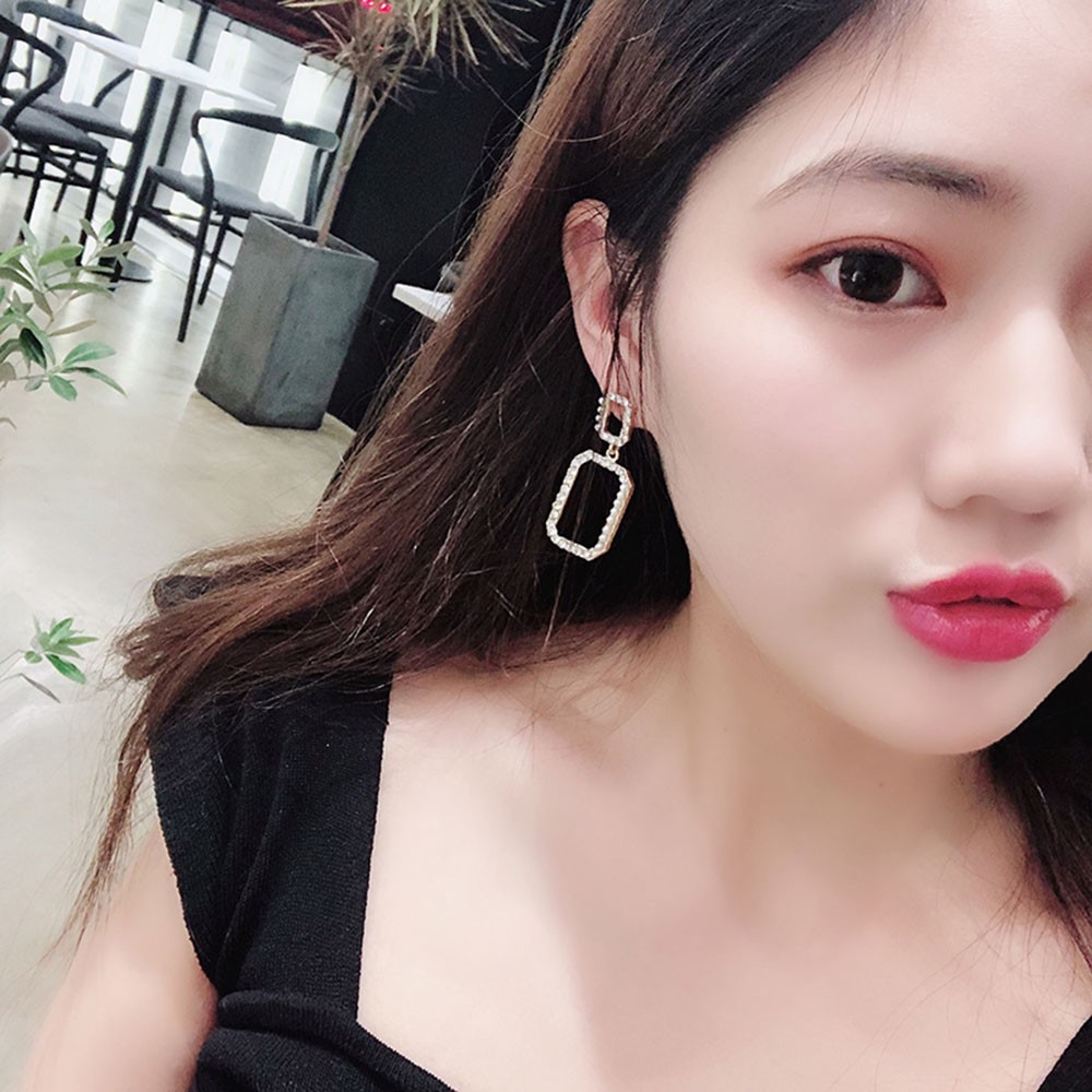 Khuyên tai thiết kế hình học đơn giản hợp thời thượng