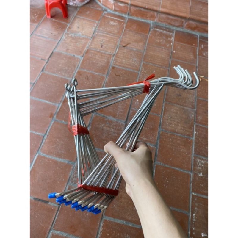 Móc inox cheo tường giúp treo lồng chim