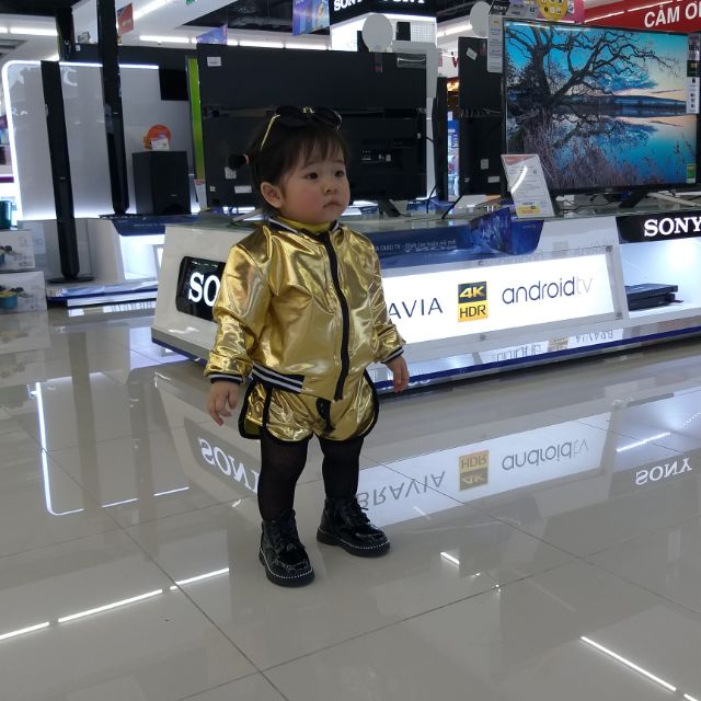 Set thể thao ánh vàng cho bé