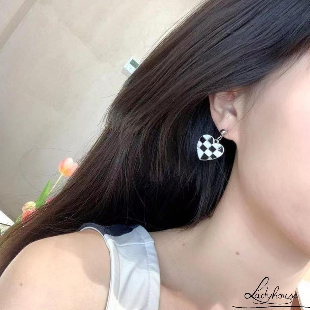 Bông tai hợp kim mặt hình trái tim kẻ caro trắng đen thời trang dành cho nữ