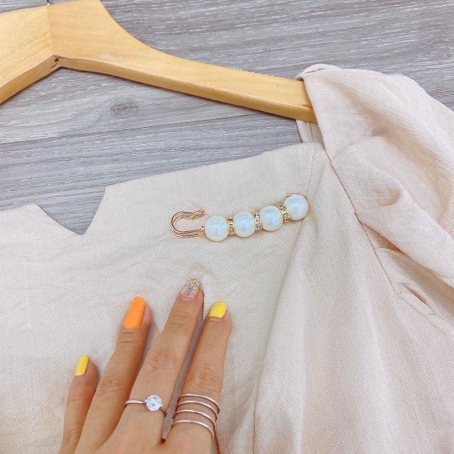 Đầm body 2 màu kèm trâm cài áo