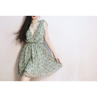 Đầm voan hoa xoè xẻ ngực