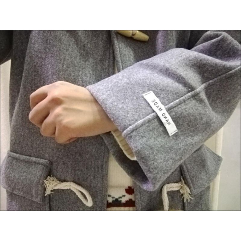 Áo khoác dạ dáng dài túi vuông màu xám cúc cài khuy gỗ - phong cách hiện đại