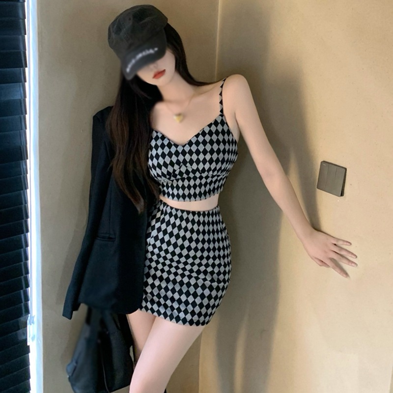 Bộ áo croptop 2 dây và chân váy ngắn xẻ tà quyến rũ dành cho bạn nữ