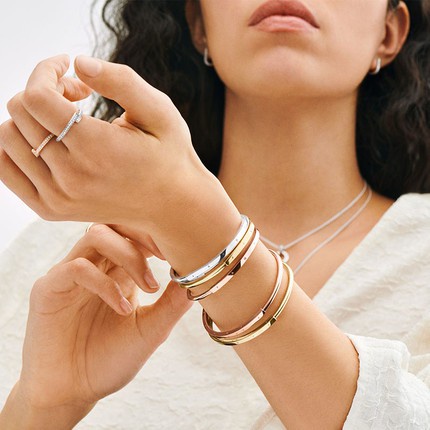 Vòng Tay Hở Mạ Vàng Hồng 925 Pandora Logo