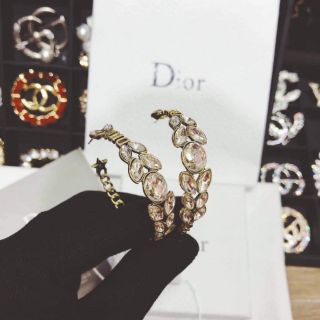 BÔNG TAI DIOR LÁ PHỐI ĐÁ