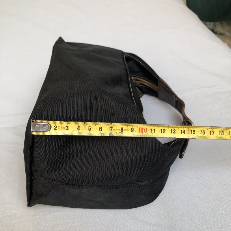 Túi chuẩn si. Túi qua sử dụng. Khách vui lòng xem hình nếu muốn biết thêm thông tin sản phẩm mời khách vô chat. Thanks .