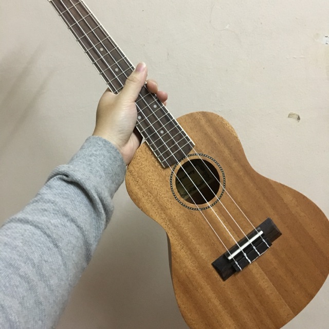 ĐÀN UKULELE LYRIC VIỀN TRÒN ( TẶNG PHỤ KIỆN )