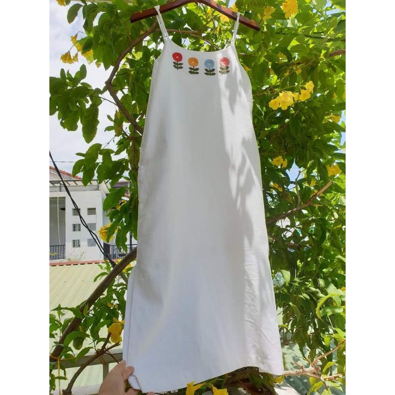 Đầm trắng 2 dây thêu hoa