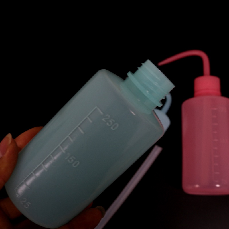 Bình nhựa trong suốt 250ml đựng dung dịch vệ sinh hình xăm