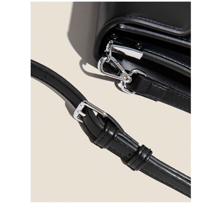 Túi đeo chéo nữ thời trang có 2 màu: Đen và nâu