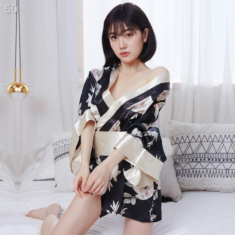 Con thỏ cái trong bộ đồ lót khiêu gợi cởi thẳng vào kimono sexy áo choàng tắm màu tối của Nhật Bản pyjama đầy c