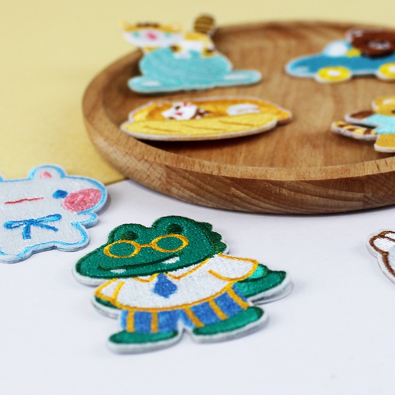 Miếng Dán Tự Dính Họa Tiết Hoạt Hình Dễ Thương Dùng Để Trang Trí Quần Áo Tiện Dụng