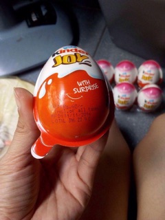 Trứng kinder joy boy va gril