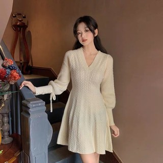 Váy len cổ tim