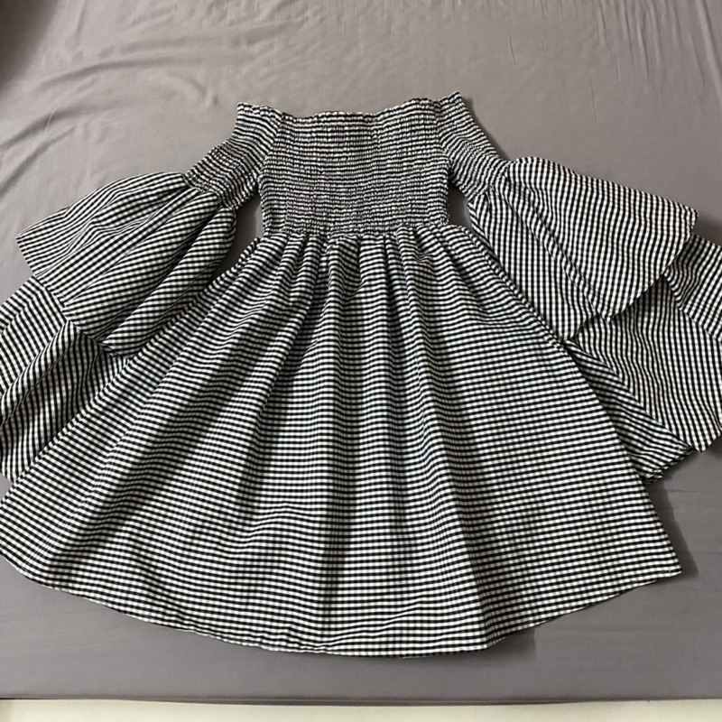 ĐẦM TRỄ VAI TAY XOÈ