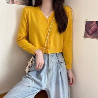 Áo khoác len mỏng cổ tim dáng lửng chất mịn.