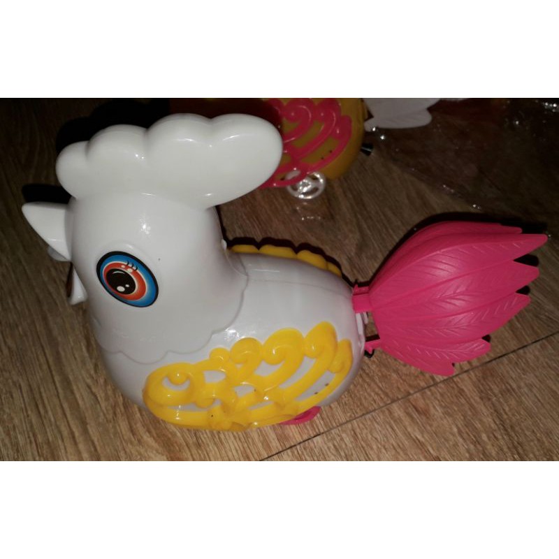 Một chú gà chạy dây rút có đèn bằng nhựa rất đẹp