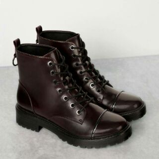 Boot Bershka chất da bóng màu nâu đỏ