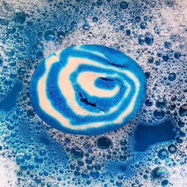 Bánh tạo bọt tắm LUSH - Blue Skies and Fluffy White Clouds Bubble Bar | BigBuy360 - bigbuy360.vn