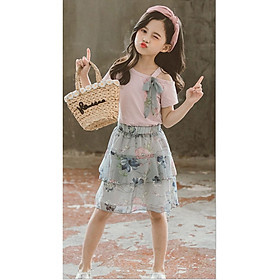 Bộ đồ gồm áo thun và chân váy voan