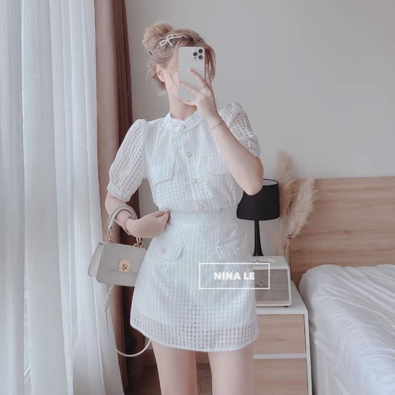 Set áo sơ mi trắng cổ trụ viền ngọc túi nắp tay phồng + Chân váy lưới trắng chữ A