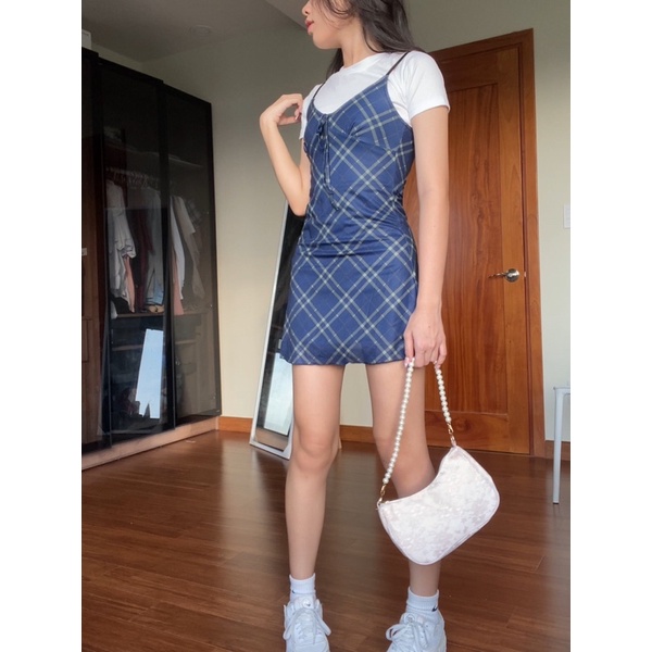 Đầm 2 dây ngắn kẻ caro , áo croptop trắng