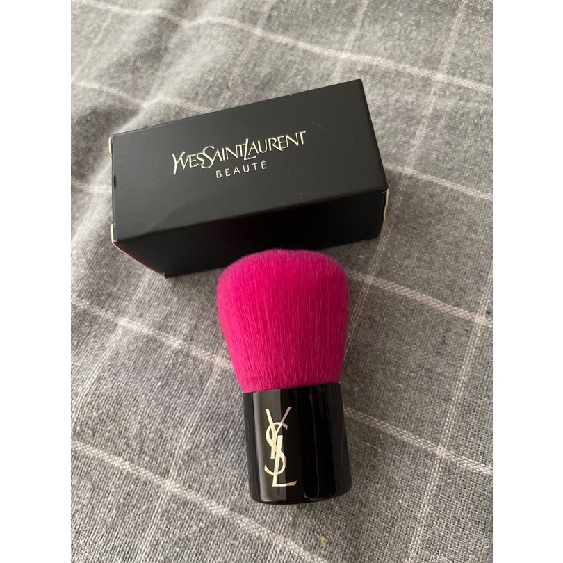 Cọ Kabuki của YSL đánh phấn bột, phấn má