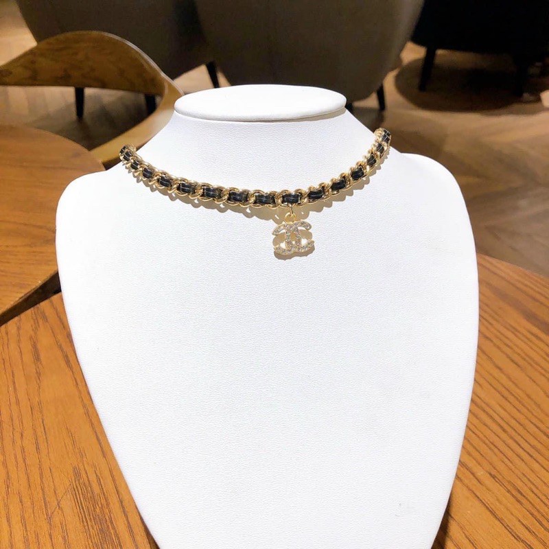 Vòng cổ, choker dây da đen chanel sang chảnh