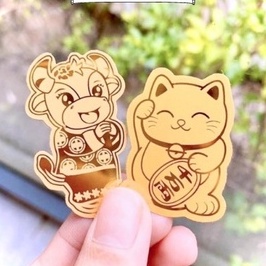 Miếng dán Mèo Thần Tài vẫy tay, mạ vàng, trang trí ốp lưng điện thoại ý nghĩa chiêu tài, hút lộc,may mắn,bình an giá rẻ