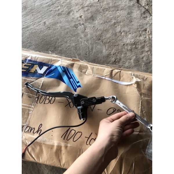 củ dầu trên vespa bên trái. đầu ốc 10